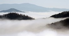 Profili di crinali nella nebbia